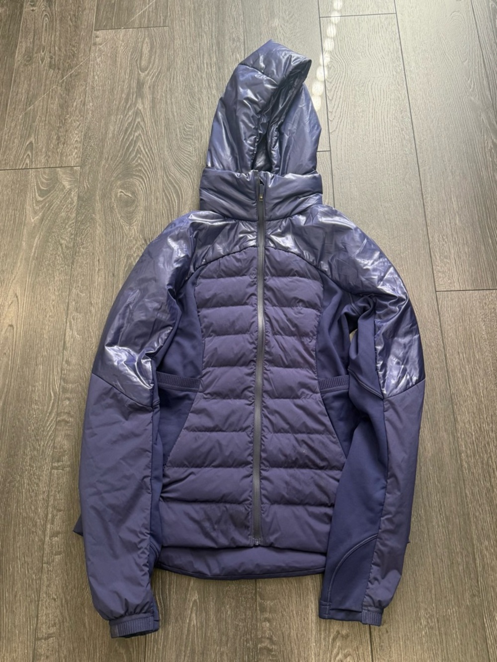 Lululemon Women’s Navy lite down hooded jacket.